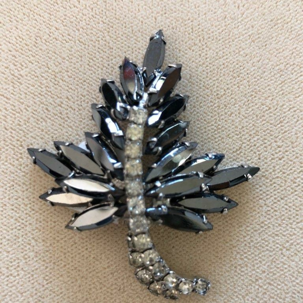 Brooch - Picture 3 of 5